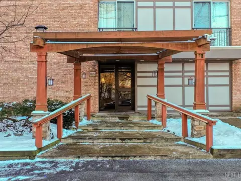 5820 Oakwood Dr #3M, Lisle, IL 60532