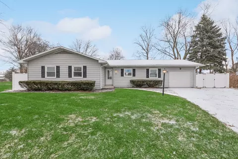 69 Oakwood Dr, Pontiac, IL 61764