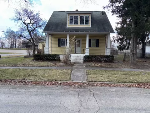 916 4th St, Lincoln, IL 62656