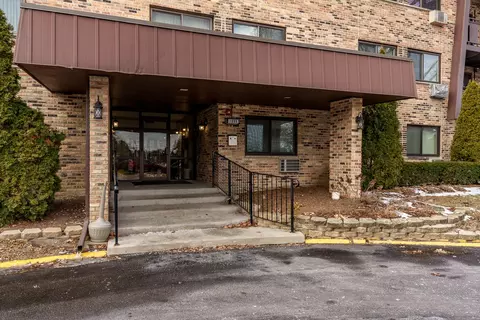 1205 E Hintz Rd #312, Arlington Heights, IL 60004