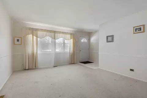 1770 Kent Rd, Hoffman Estates, IL 60169 photo 3
