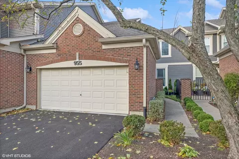 955 Heathrow Ln, Naperville, IL 60540