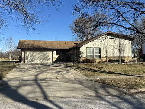 323 Northknoll Dr, Rochelle, IL 61068