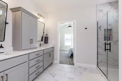 Bath - 813 Table Rock Cir, Normal, IL 61761 photo 3 of 5