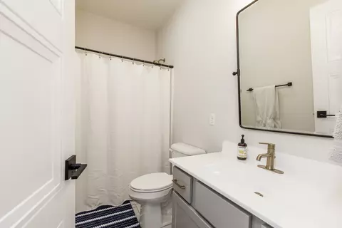 Bath - 813 Table Rock Cir, Normal, IL 61761 photo 4 of 5