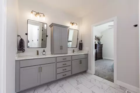 Bath - 813 Table Rock Cir, Normal, IL 61761 photo 2 of 5