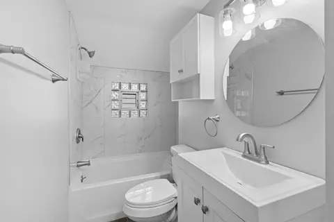 Bath - 405 Eleanor St, Thornton, IL 60476 photo 1 of 3
