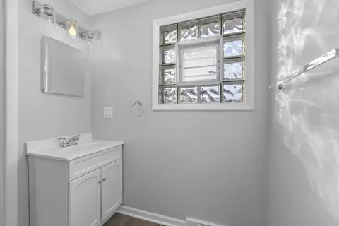 Bath - 405 Eleanor St, Thornton, IL 60476 photo 2 of 3