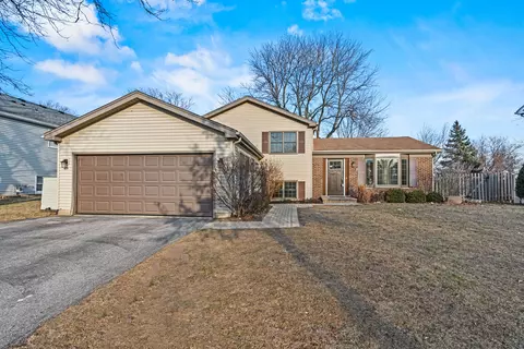 750 Trailside Dr, Lake Zurich, IL 60047