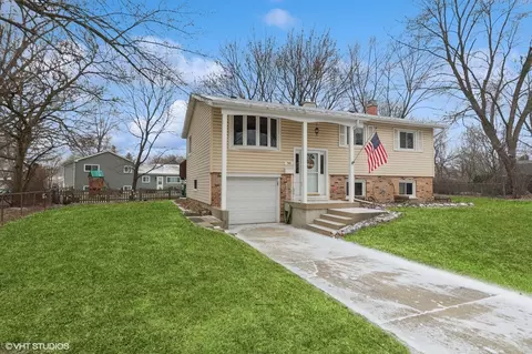 758 Lancaster Ct, Crystal Lake, IL 60014