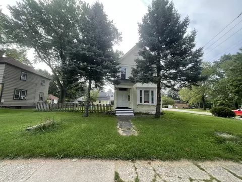 105 S Mchenry Ave, Crystal Lake, IL 60014