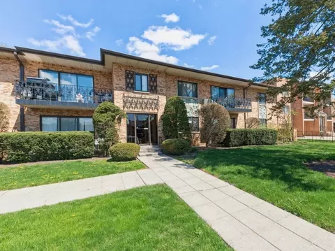 1033 Busse Hwy #2C, Park Ridge, IL 60068