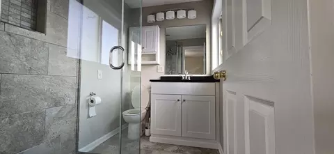 Bath - 455 Alcoa Ln, Hoffman Estates, IL 60169 photo 2 of 3