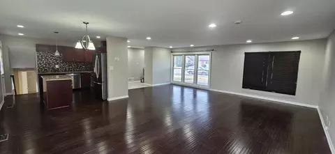Living - 455 Alcoa Ln, Hoffman Estates, IL 60169 photo 2 of 3