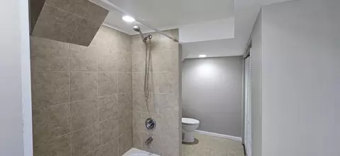 Bath - 455 Alcoa Ln, Hoffman Estates, IL 60169 photo 3 of 3