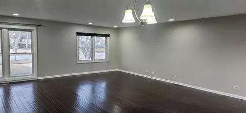 Living - 455 Alcoa Ln, Hoffman Estates, IL 60169 photo 3 of 3