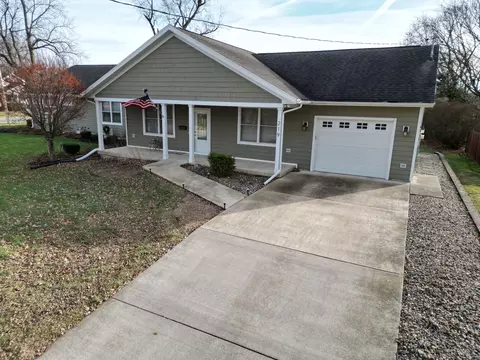 219 E Hamilton Ave, Watseka, IL 60970
