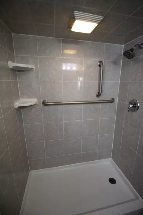 Bath - 5146 S Artesian Ave, Chicago, IL 60632 photo 2 of 3