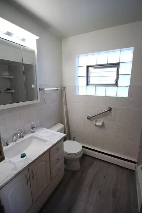 Bath - 5146 S Artesian Ave, Chicago, IL 60632 photo 1 of 3