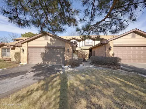 126 Indian Trail Dr, Westmont, IL 60559