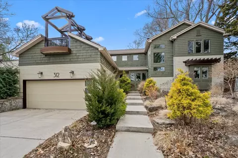 312 S River Ln, Geneva, IL 60134