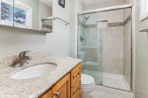 570 Figard Ln, Des Plaines, IL 60016 photo 16