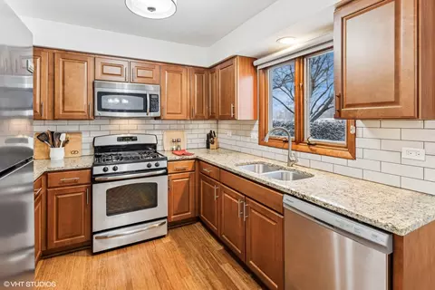 570 Figard Ln, Des Plaines, IL 60016 photo 8