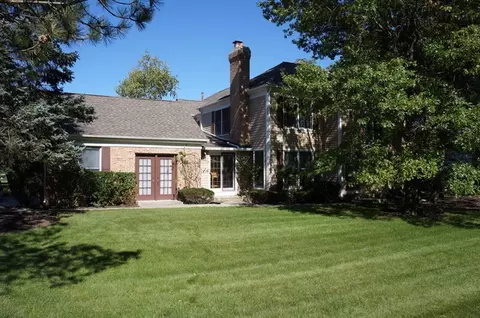 125 Camden Ct, Lincolnshire, IL 60069