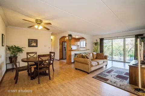 580 Fairway View Dr #2B, Wheeling, IL 60090 photo 2