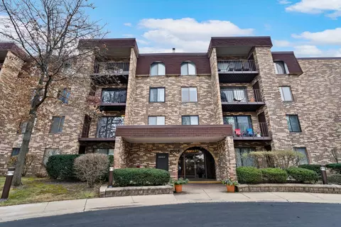 2005 Valencia Dr #200D, Northbrook, IL 60062