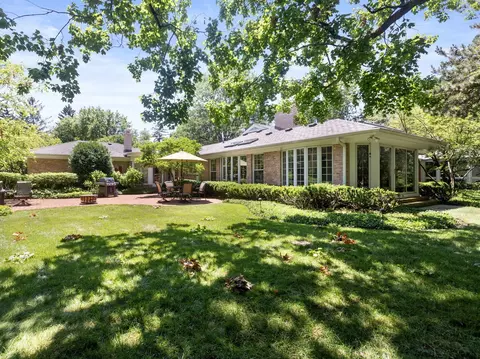 694 S Ridge Rd, Lake Forest, IL 60045