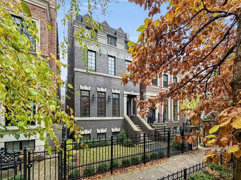1323 W Melrose St, Chicago, IL 60657