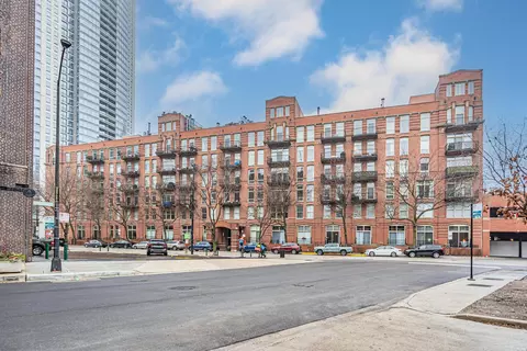 550 N Kingsbury St #214, Chicago, IL 60654