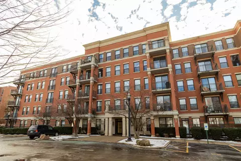 2335 W Belle Plaine Ave #116, Chicago, IL 60618