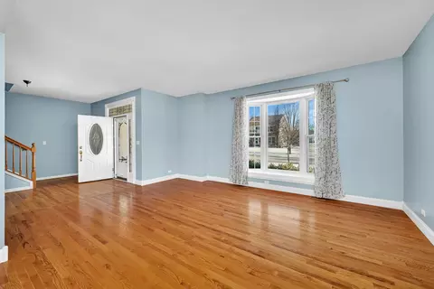 Living - 211 River Ct, Minooka, IL 60447 photo 2 of 4