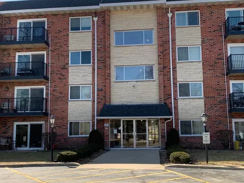100 W Park Circle Dr #2A, Wheaton, IL 60187
