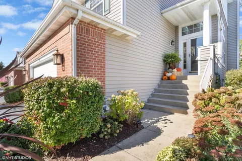 230 Gull Island Dr, Willowbrook, IL 60527 photo 2