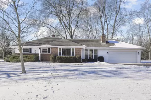 2223 Hanlon Rd, Green Oaks, IL 60048