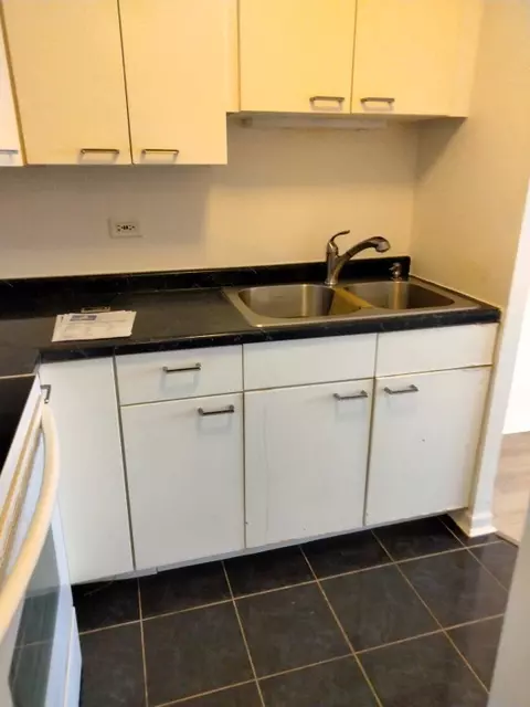 Kitchen - 5100 N Marine Dr #23E, Chicago, IL 60640 photo 2 of 2