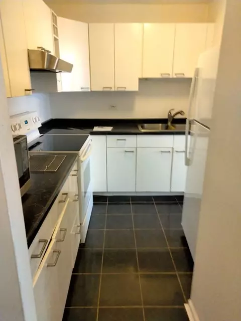 Kitchen - 5100 N Marine Dr #23E, Chicago, IL 60640 photo 1 of 2