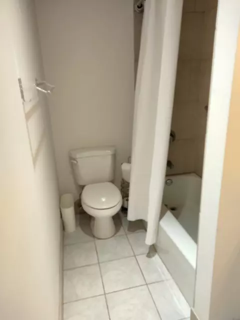 Bath - 5100 N Marine Dr #23E, Chicago, IL 60640 photo 2 of 2