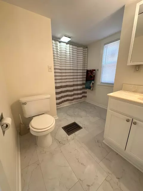 Bath - 621 S Dixon Ave, Dixon, IL 61021 photo 1 of 2
