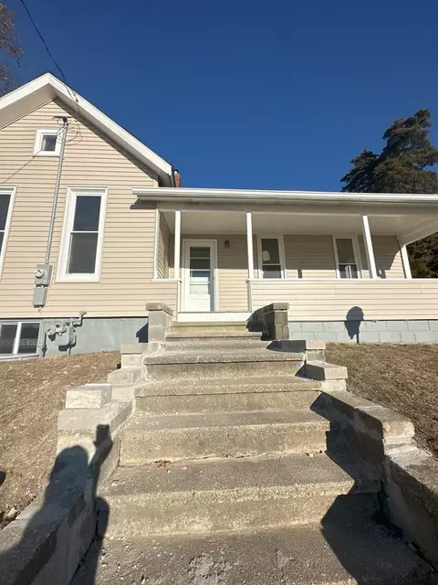 Exterior - 621 S Dixon Ave, Dixon, IL 61021 photo 3 of 4