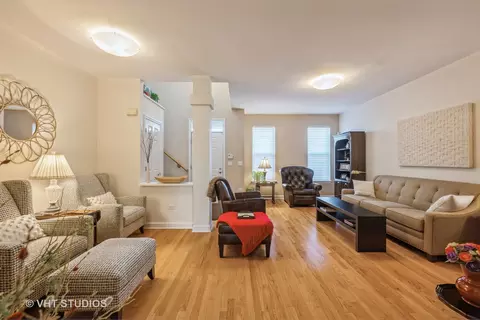 Living - 683 Central Ave, Deerfield, IL 60015 photo 3 of 4