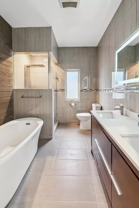 Bath - 528 E 45th St, Chicago, IL 60653 photo 2 of 3
