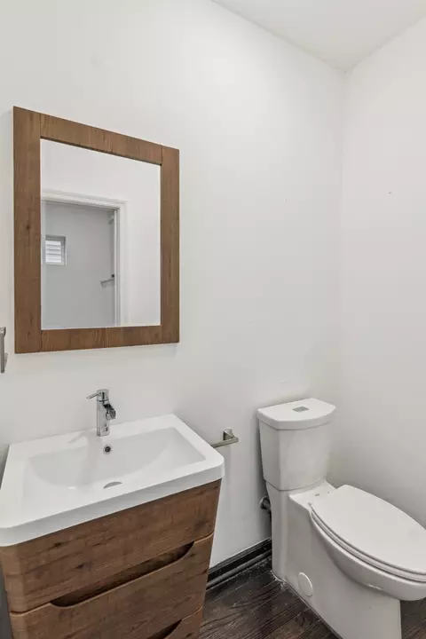Bath - 528 E 45th St, Chicago, IL 60653 photo 3 of 3