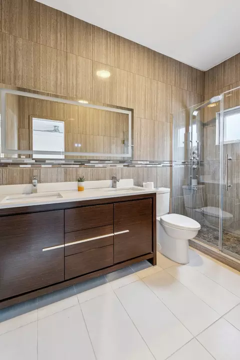 Bath - 528 E 45th St, Chicago, IL 60653 photo 1 of 3