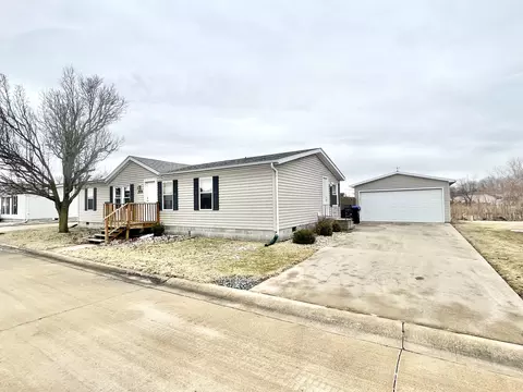 3006 Hyacinth Dr, Bloomington, IL 61705