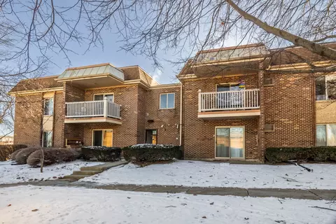 902 W Alleghany Dr #2A, Arlington Heights, IL 60004