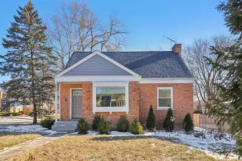 600 Ardmore Ter, Libertyville, IL 60048
